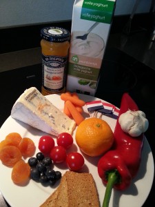 Rood, wit, blauw en oranje voedsel op voorraad
